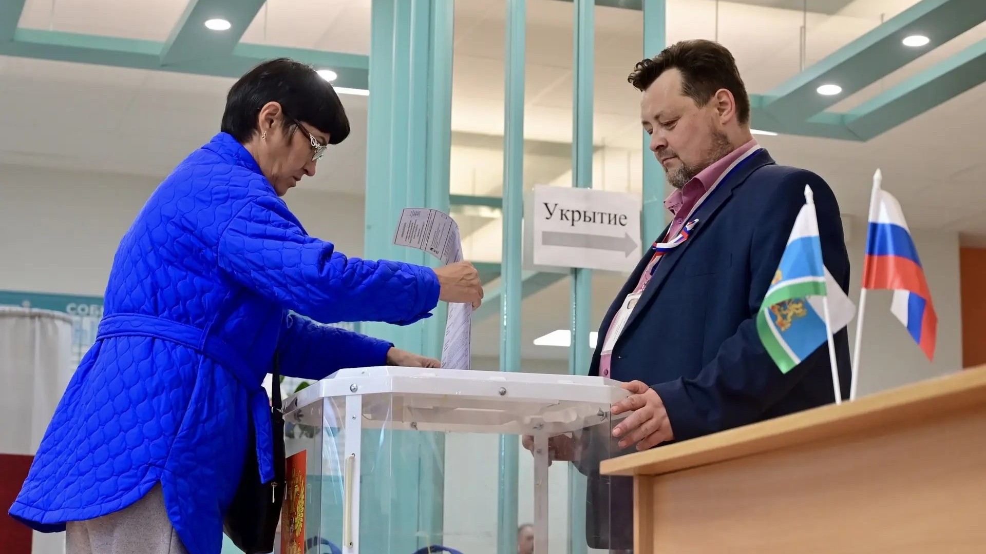 Женщина голосует на выборах в Екатеринбурге