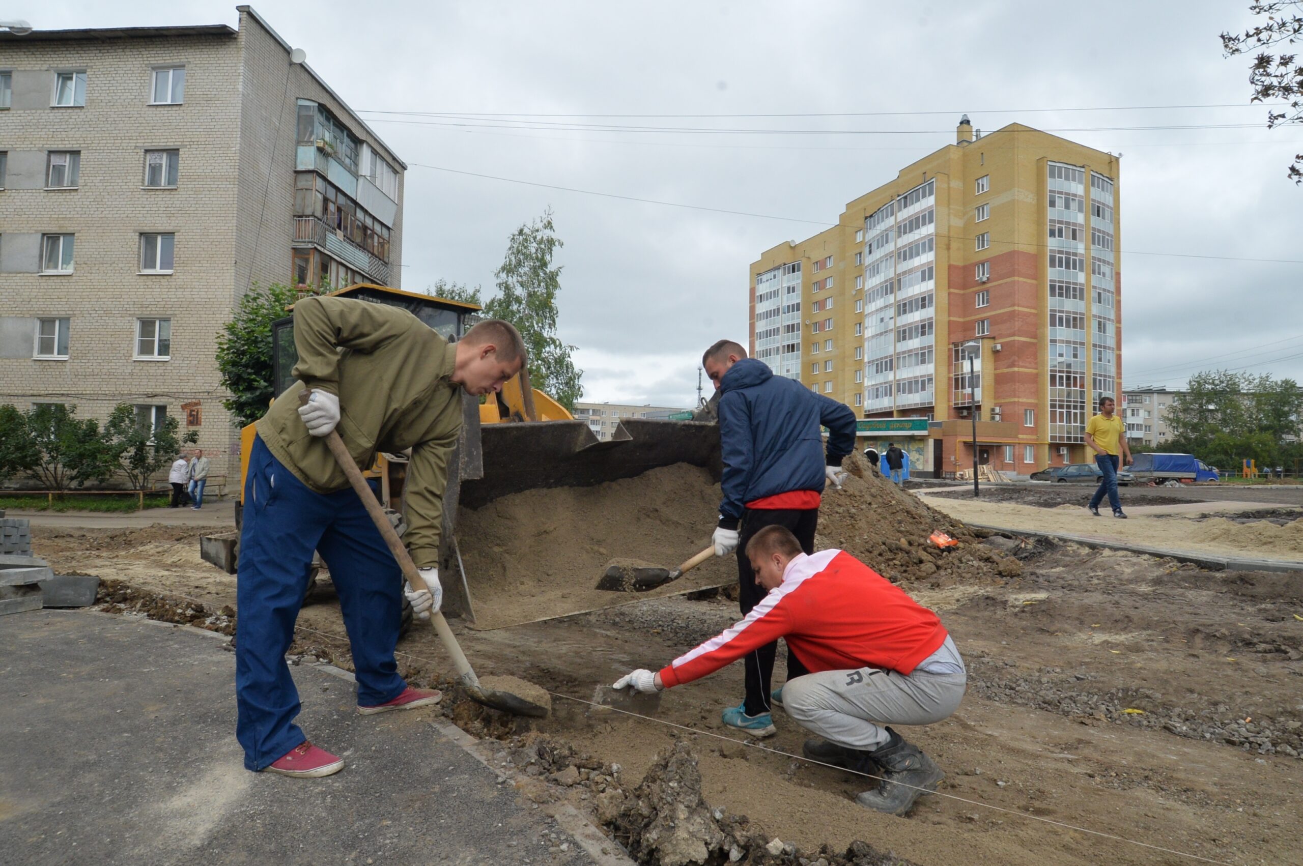 Более семи тысяч уральских подростков устроились на работу на время летних  каникул | Областная газета