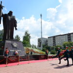 Завершилось мероприятие возложением цветов к монументу «Седой Урал» и концертом. Фото: Павел Ворожцов