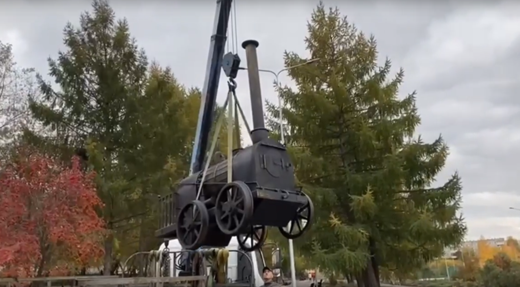 В Нижне-Выйском сквере в Нижнем Тагиле появился макет паровоза Черепановых  | Областная газета