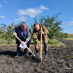 Грушевое дерево на Аллее дружбы посадили также проректор УрГАУ Михаил Карпухин (слева) и министр международных и внешнеэкономических связей региона Вячеслав Ярин Фото: предоставлено Уральским государственным  аграрным университетом