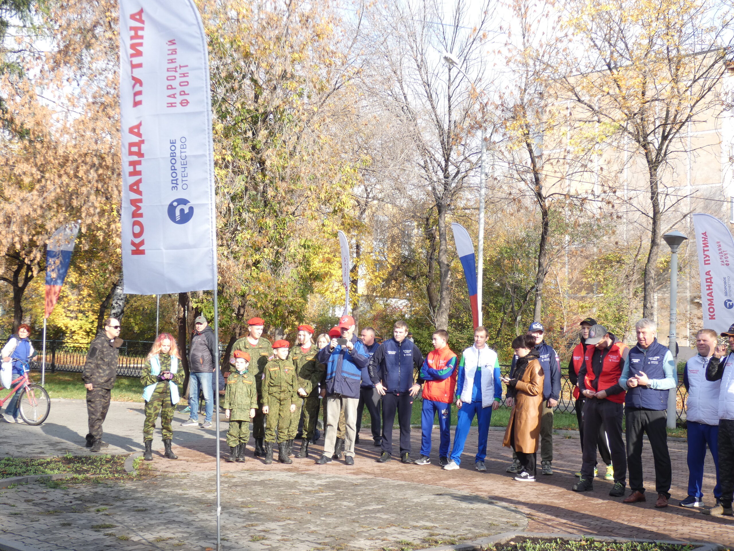 В Екатеринбурге активисты благоустроили аллею на улице Посадской |  Областная газета