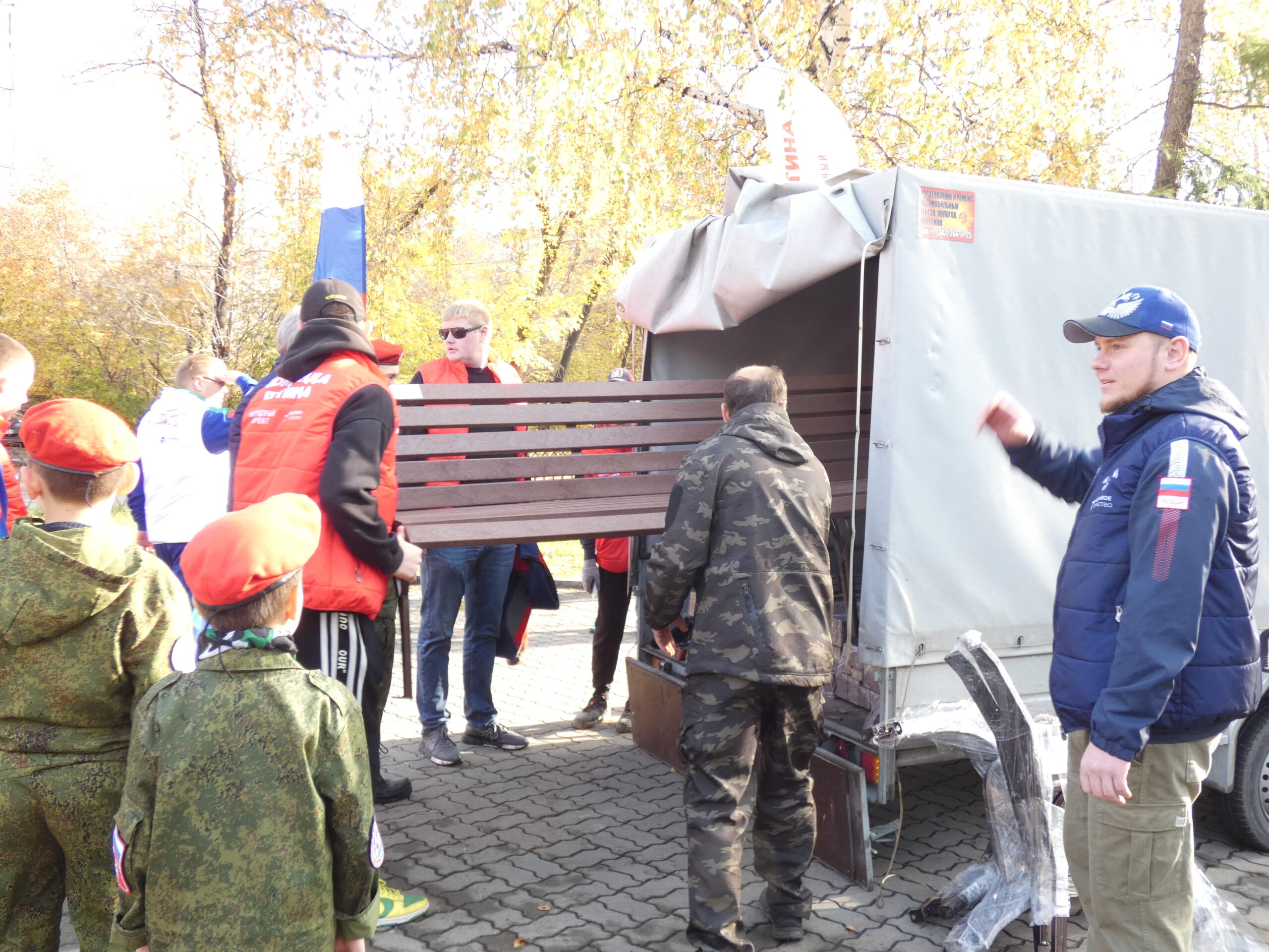 В Екатеринбурге активисты благоустроили аллею на улице Посадской |  Областная газета