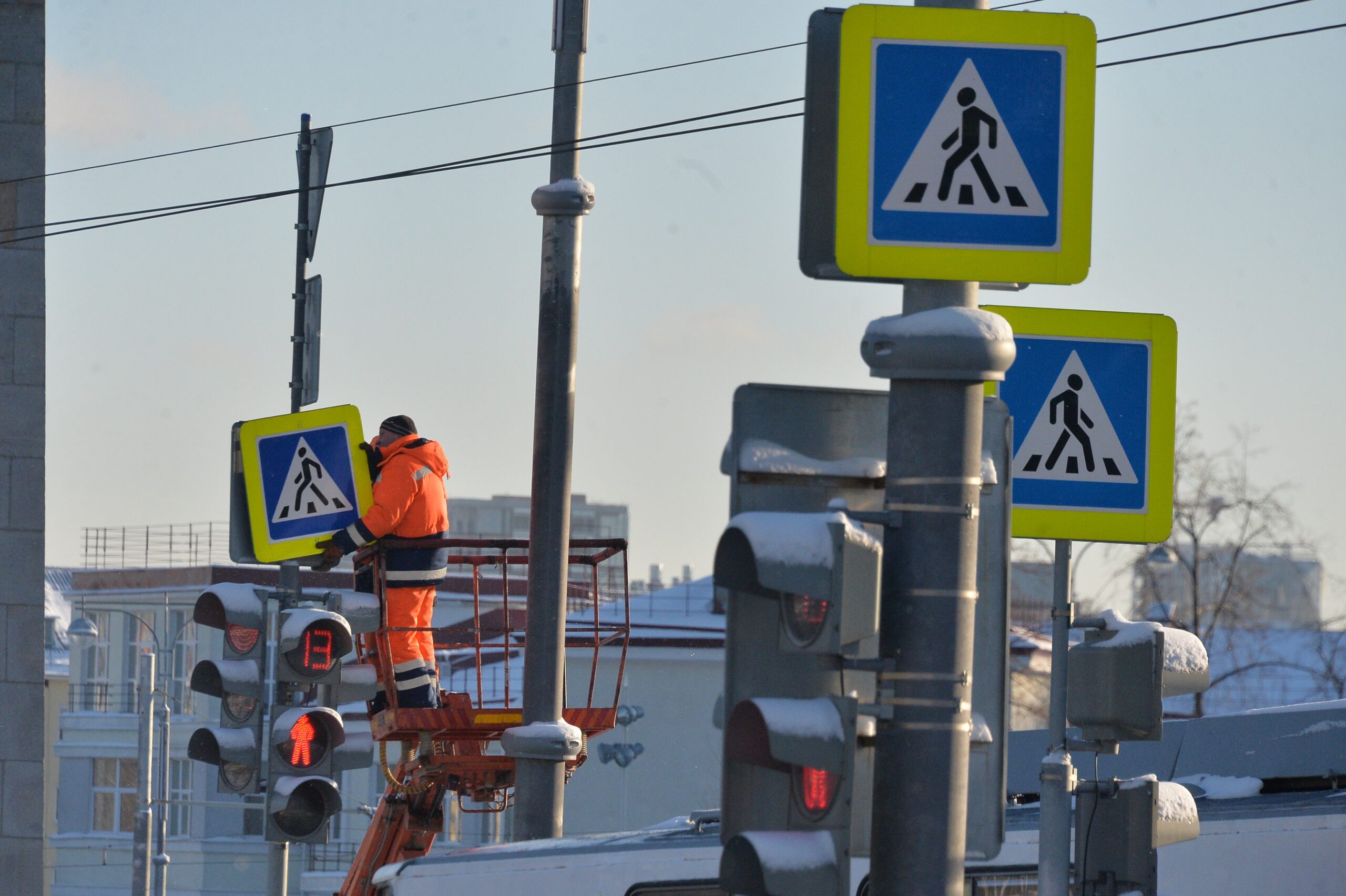 В Екатеринбурге в этом году установили 1,9 тысячи новых дорожных знаков |  Областная газета