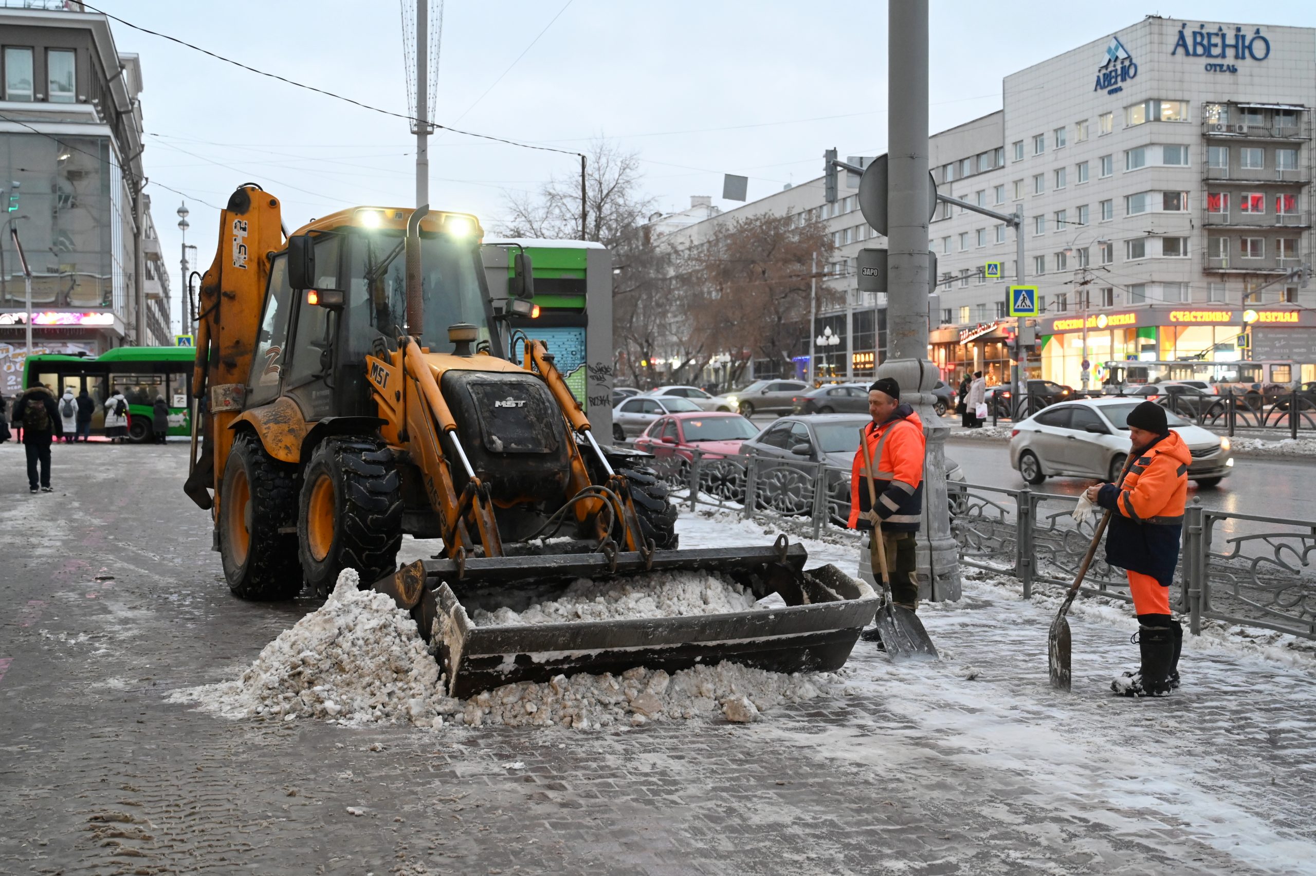 Коммунальщики Екатеринбурга вывезли из города миллион тонн снега |  Областная газета