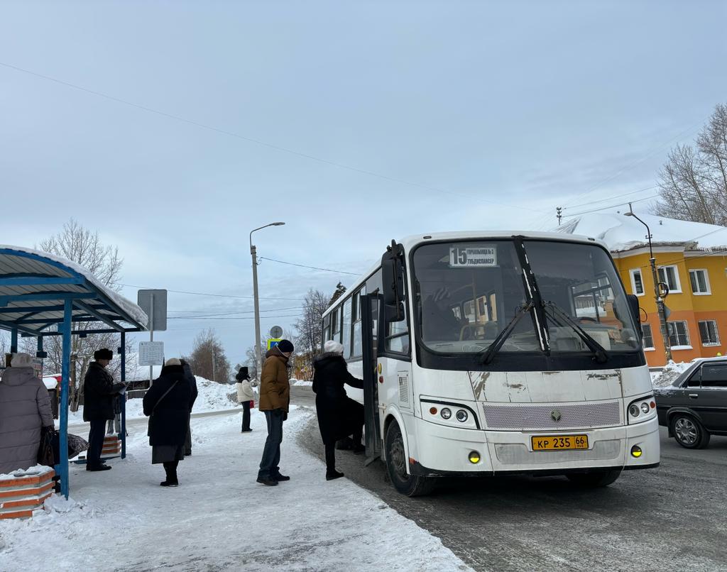 В Первоуральске 80% автобусов ходят по установленному графику | Областная  газета