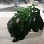 Нефритовый дракон на выставке в музее камнерезного искусства. Фото: Павел Ворожцов