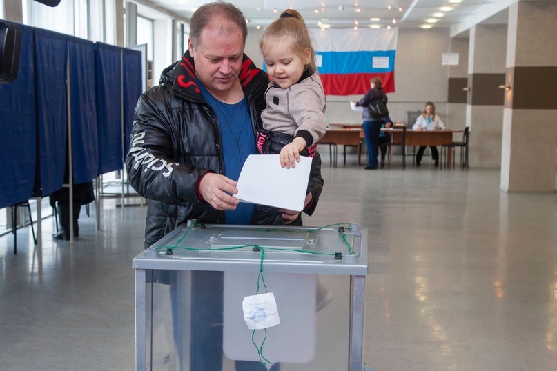 Первоуральцы принимают участие в выборах Президента Российской Федерации семьями