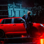 Пресыщенность всем и вся, «русская хандра» — отличительная особенность Онегина (Ильдар Гарифуллин) и в XIX, и в XXI веке. Фото: Вадим Балакин