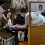 Волонтер объясняет правила участия в викторине на пункте в ДК «Металлург» в Верхней Пышме. Фото: Полина Зиновьева