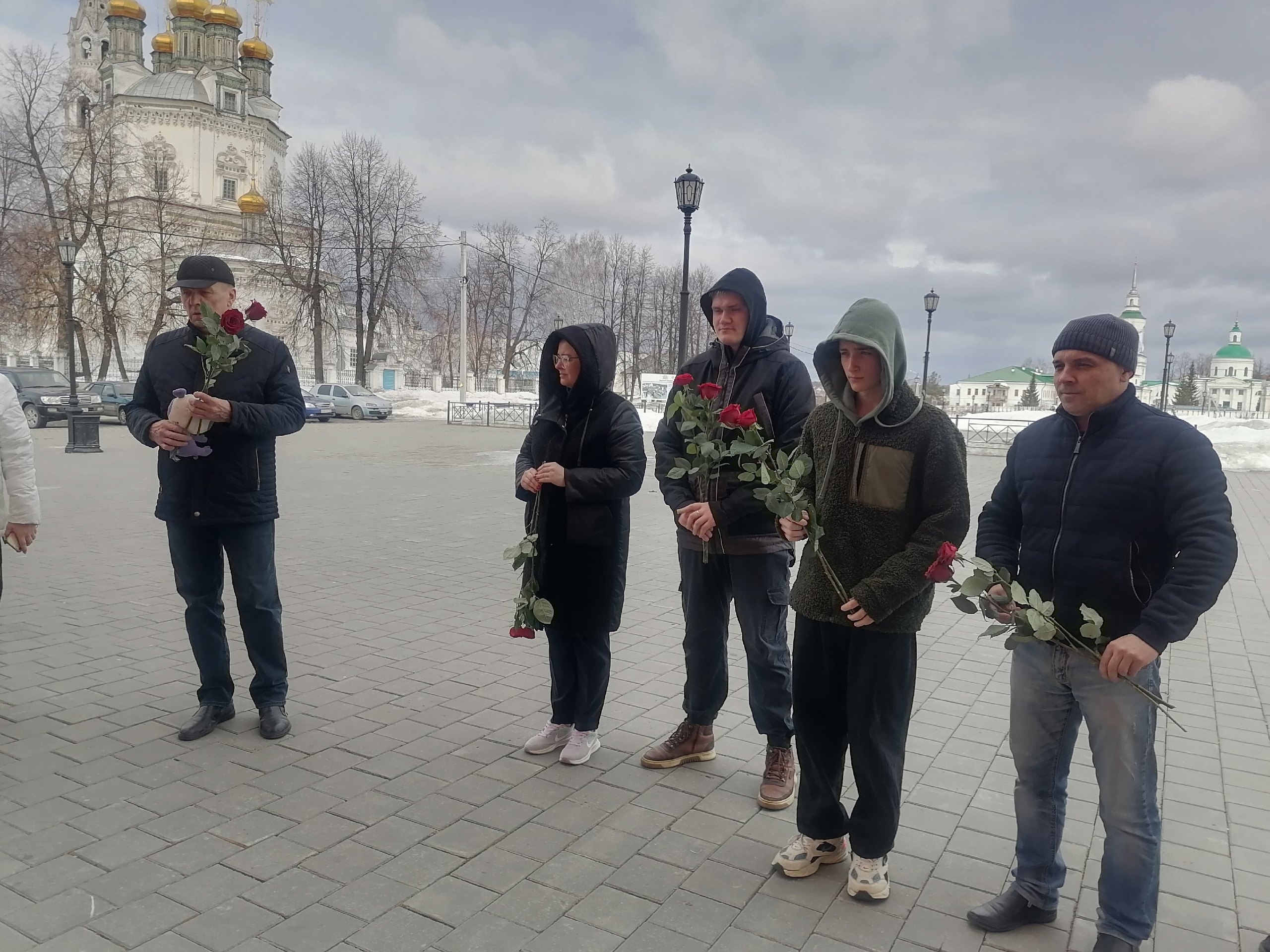 Свердловчане создают стихийные мемориалы в память о погибших в «Крокус Сити Холле»