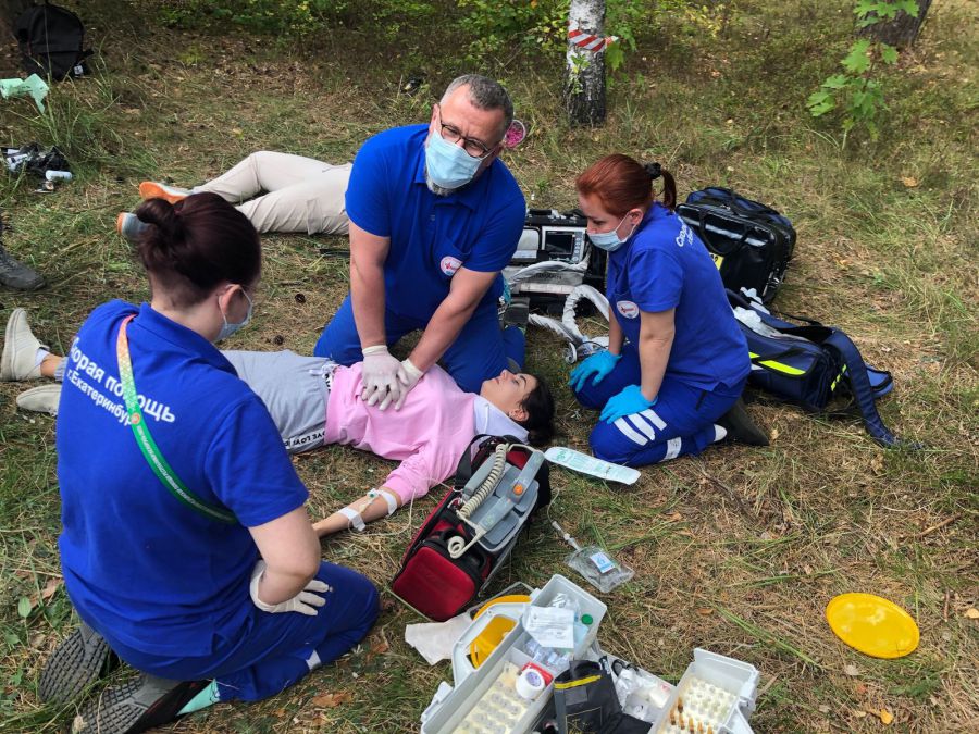 Врач-реаниматолог скорой помощи рассказал свердловчанам, как медики спасают малышей, упавших с высоты, и как избежать трагедии
