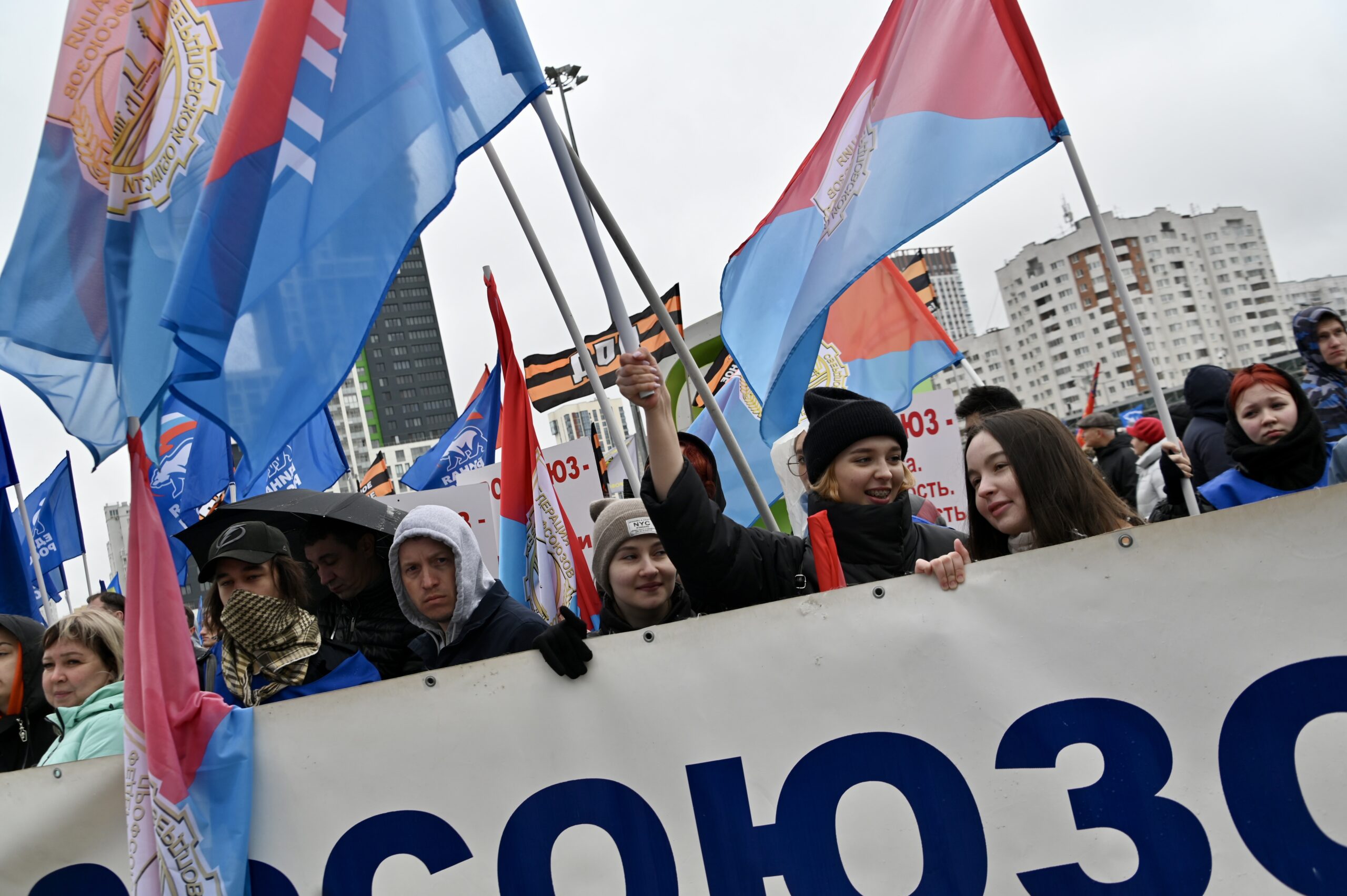 Свердловские профсоюзы собрали тысячи свердловчан на митинг в честь дня  Весны и Труда | Областная газета