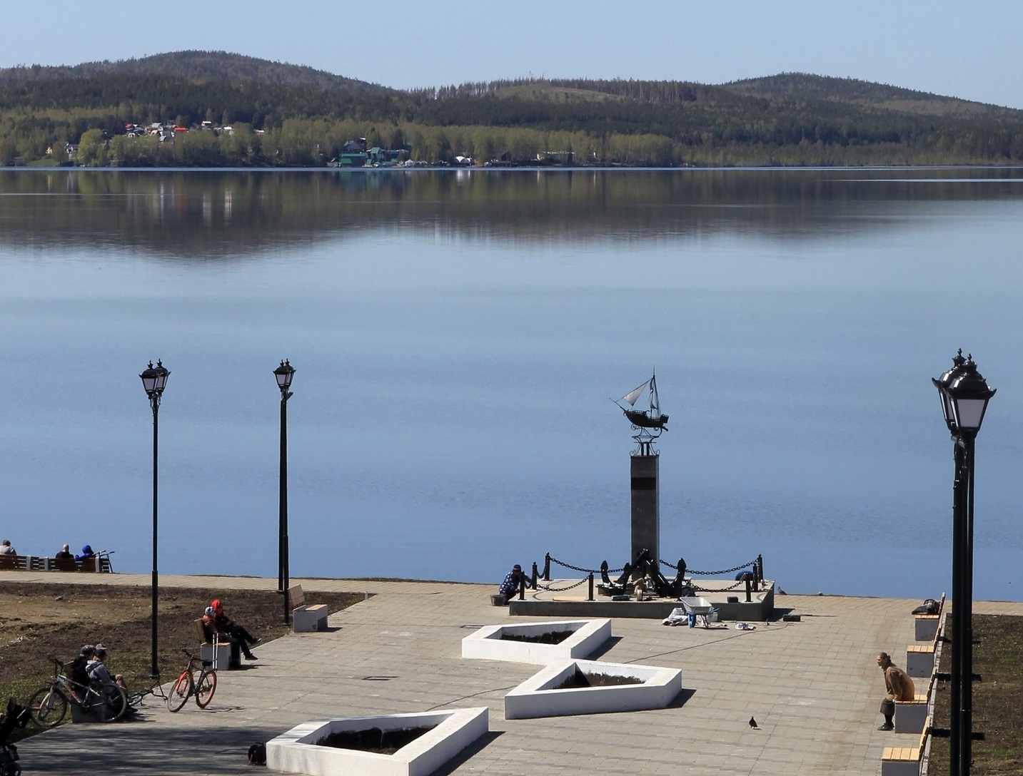 Ветераны ВМФ отремонтировали памятник на набережной Среднеуральска
