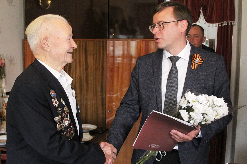 «Каждый из них — живой пример стойкости и мужества»: в Свердловской области поздравляют ветеранов с Днем Победы