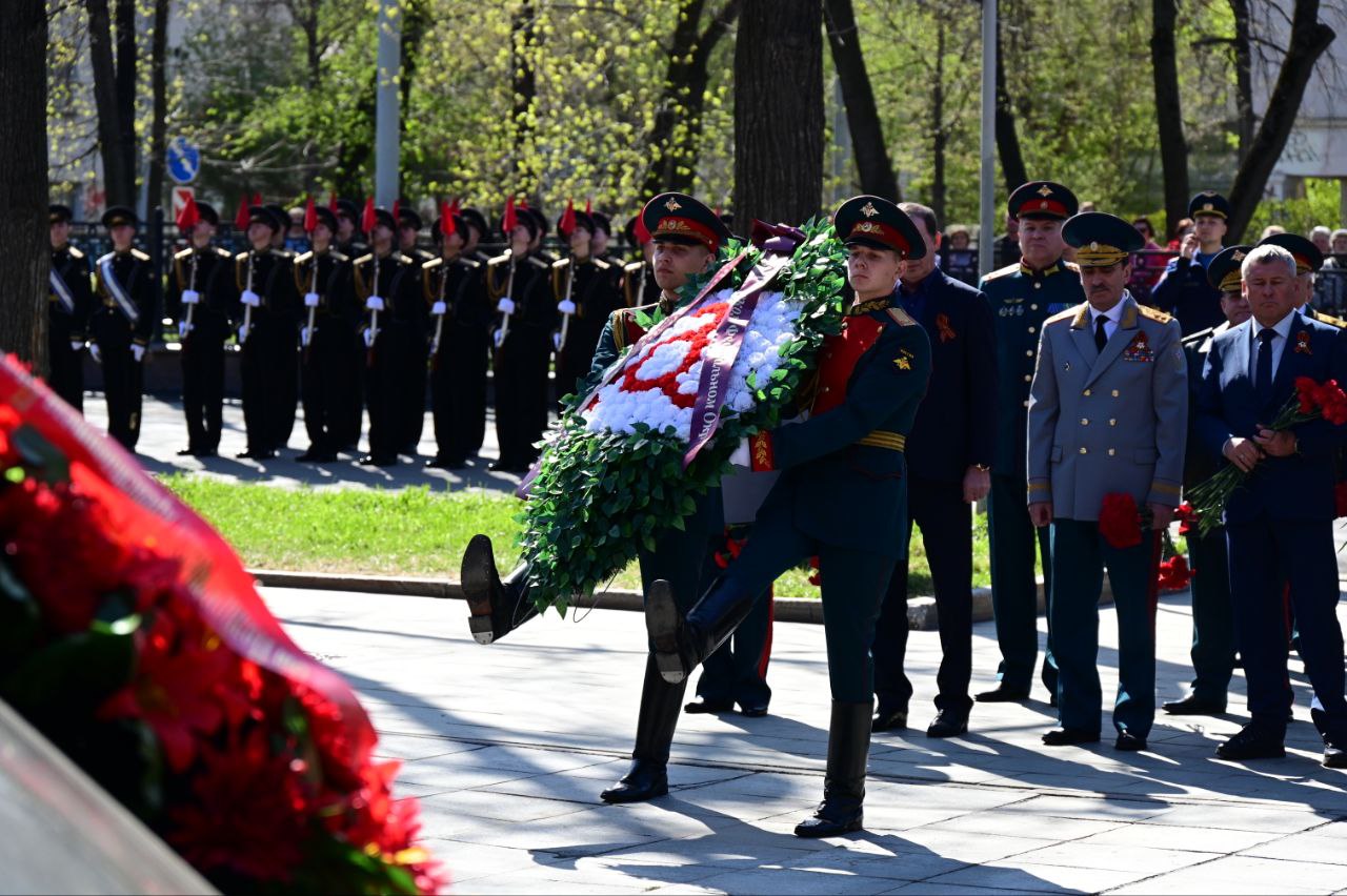 Евгений Куйвашев возложил цветы к памятнику Георгию Жукову в преддверии Дня Победы