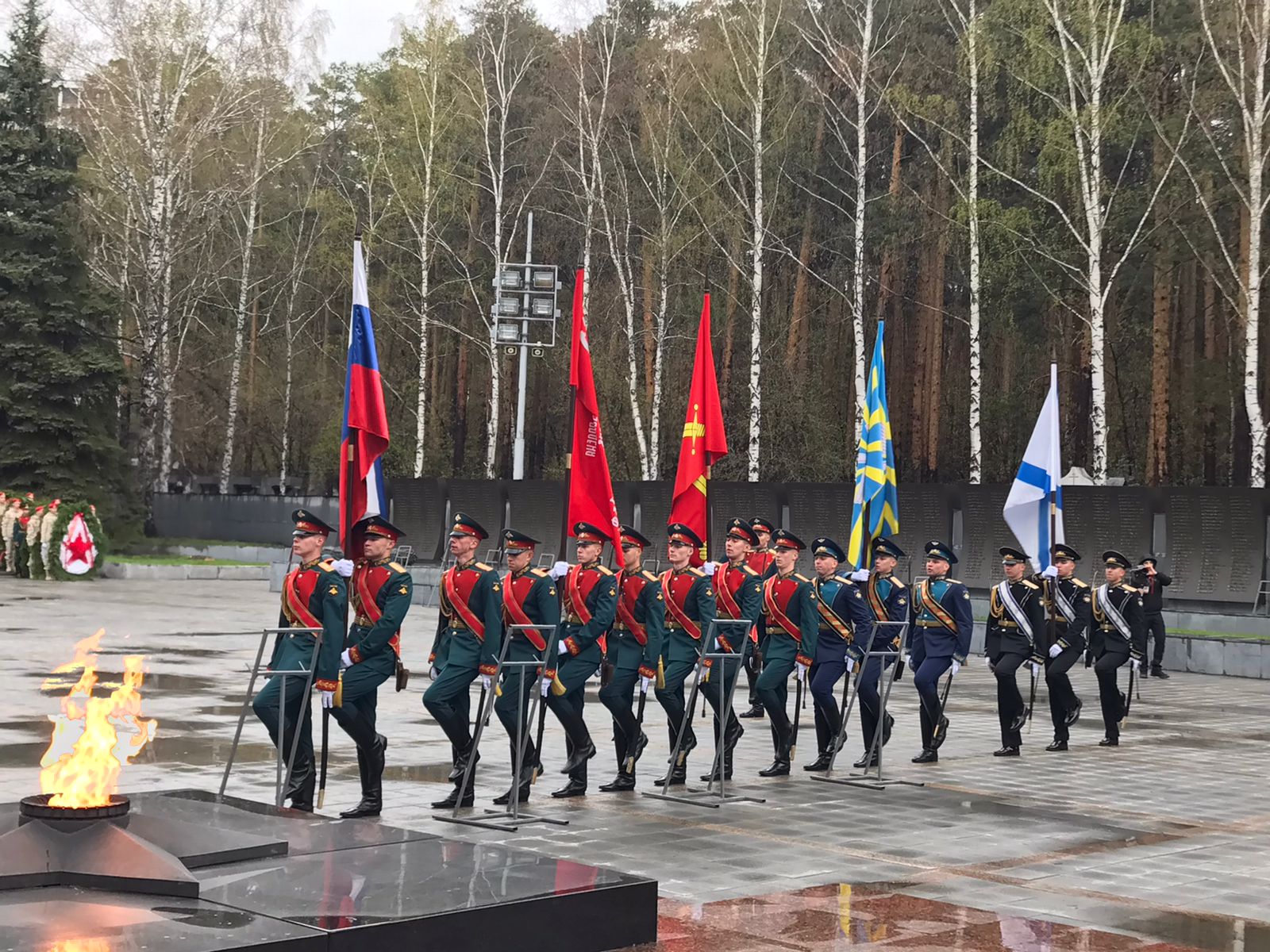 На Широкореченском мемориале в Екатеринбурге почтили память героев Великой Отечественной войны