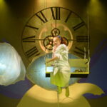 Сцена из известного спектакля одного из свердловских театров (проверьте себя — из какого?) говорит нам о том, что время театра — пришло. Фото: Павел Ворожцов, «Областная газета»