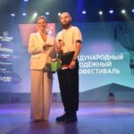 Актриса театра и кино Дина Корзун награждает режиссера фильма «разМАЗНЯ» Андрея Абакумова. Фото: Борис Ярков, «Областная газета»