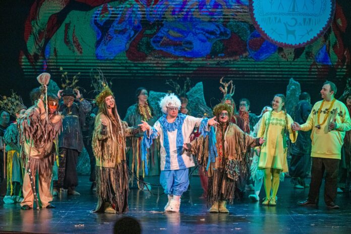 Важно и то, что необычные, волшебные костюмы придумывались вместе с ребятами из «Благого дела». Фото: Борис Ярков, «Областная газета»