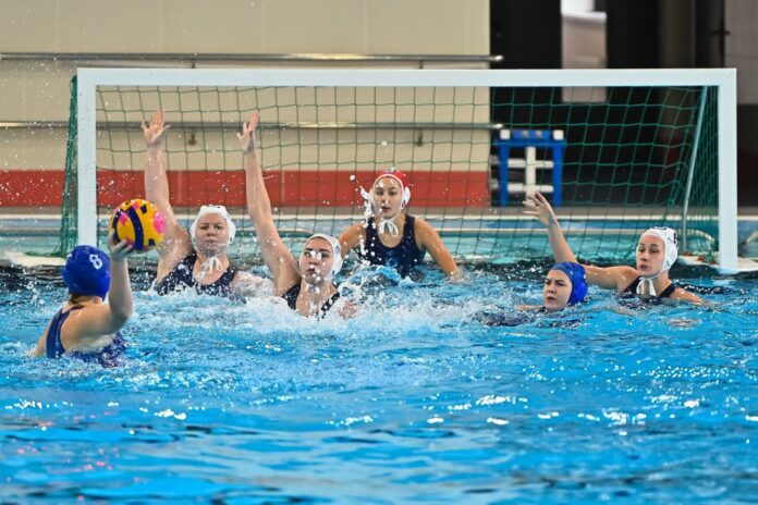 Надежная игра в защите позволяет свердловским ватерполисткам идти без поражений в новом сезоне. Фото: Андрей Балыкин