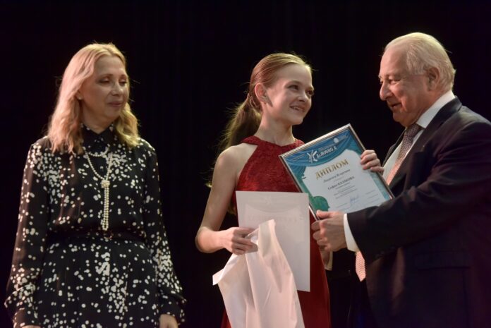 Председатель жюри конкурса Владимир Иванов и директор Благотворительного фонда «Синара» Наталья Левицкая награждают лауреата второй премии (младшая группа) Софию Казакову. Фото: Полина Зиновьева, «Областная газета»