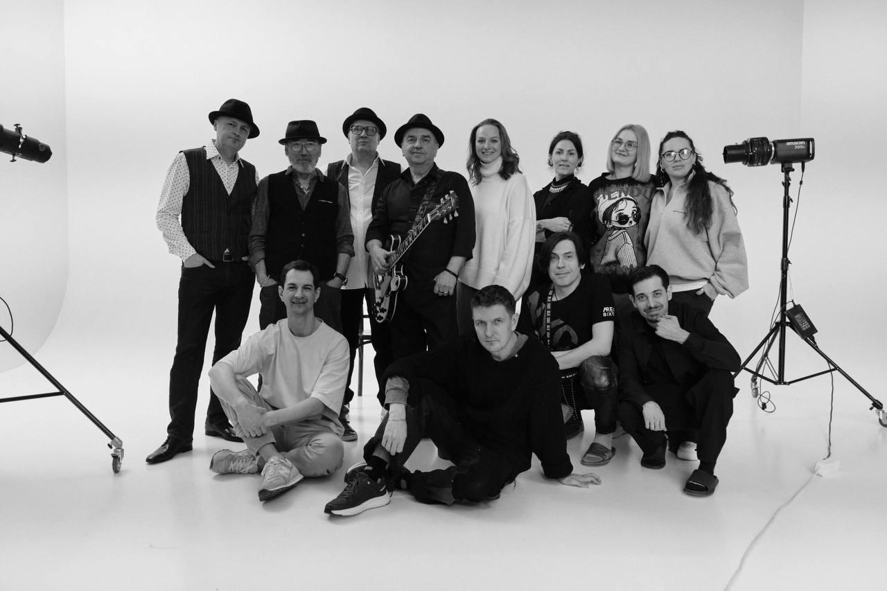 Группа «Чайф» и съемочная команда клипа «Считалочка» . Фото: Павел Норицын