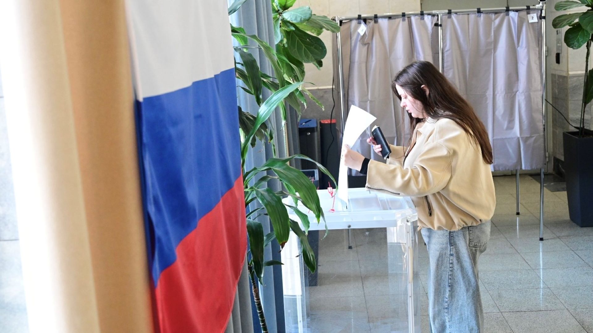 Женщина голосует на выборах в Екатеринбурге