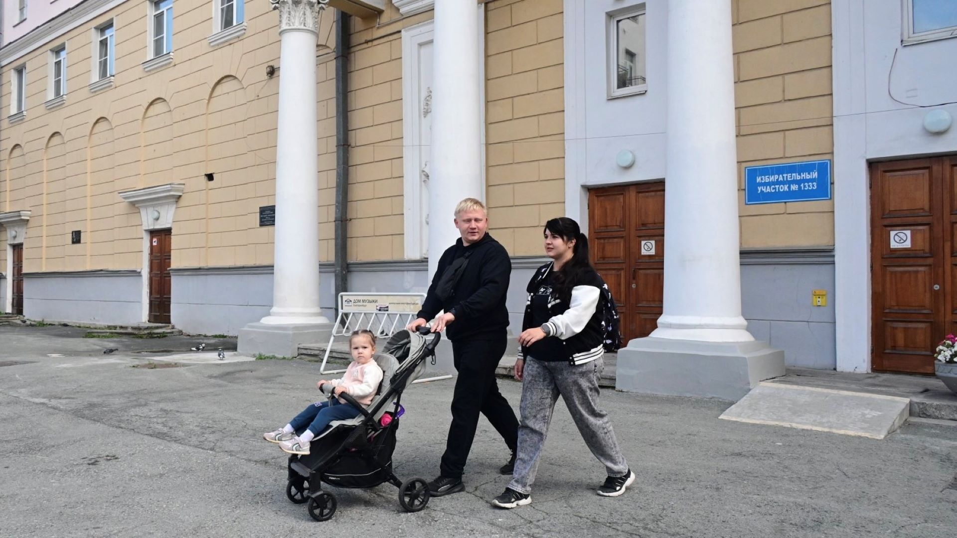 Семья выходит с избирательного участка