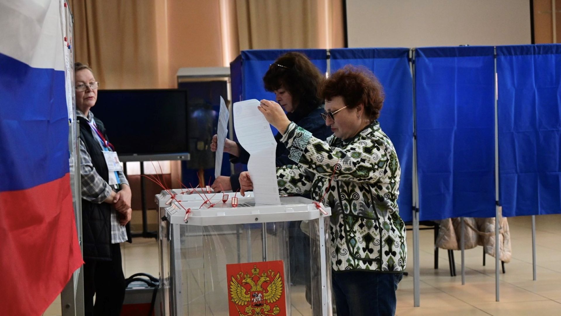 Женщина голосует на выборах в Екатеринбурге
