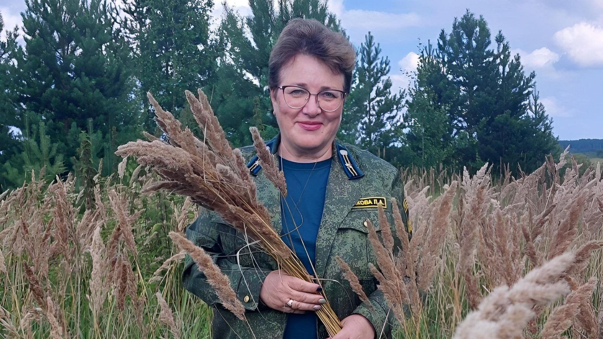 Государственный инспектор Любовь Мясникова в форменной одежде на фоне леса в Свердловской области.