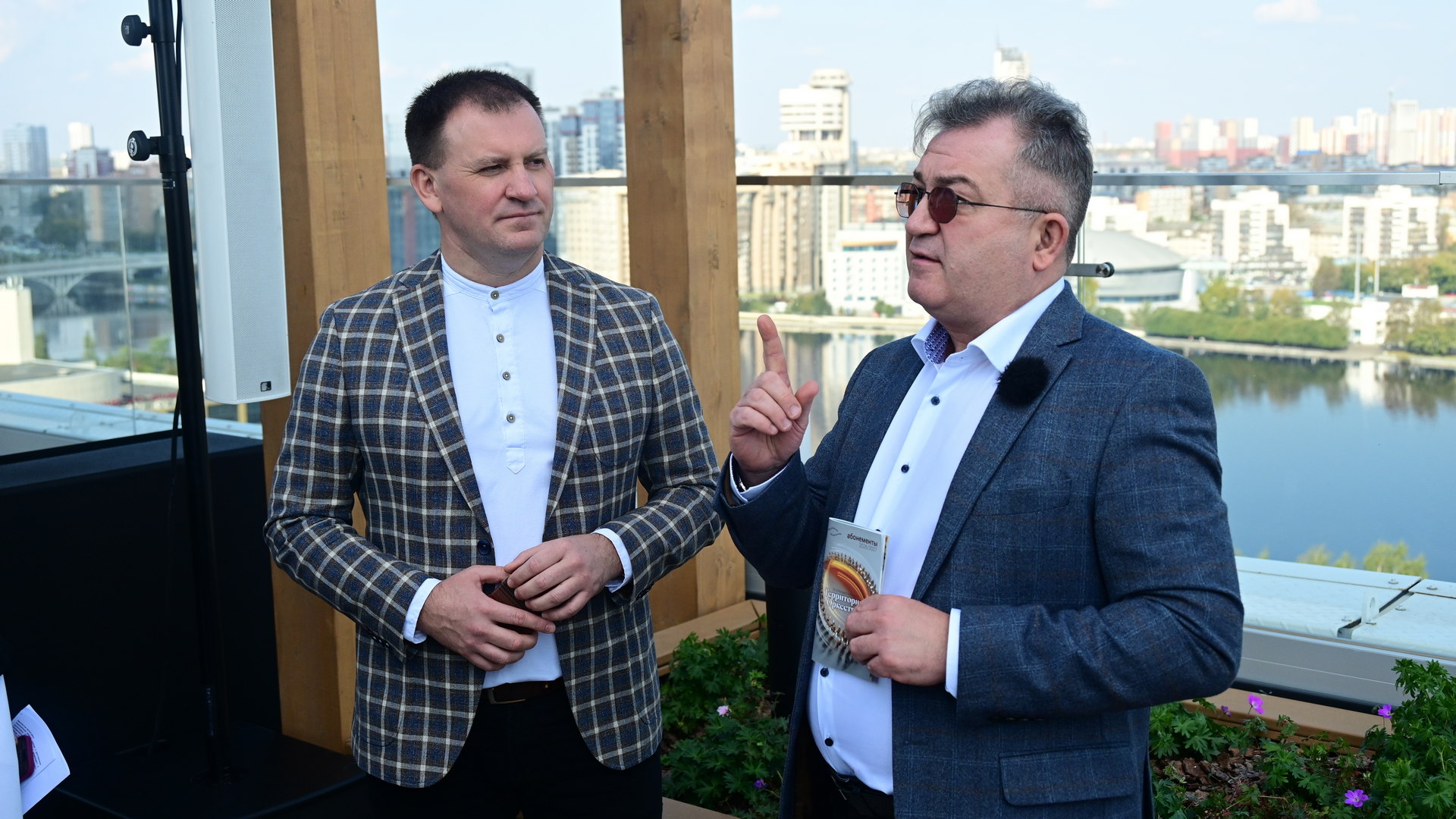 Министр культуры Илья Марков и директор филармонии Рустам Хасанов на крыше в Екатеринбурге.
