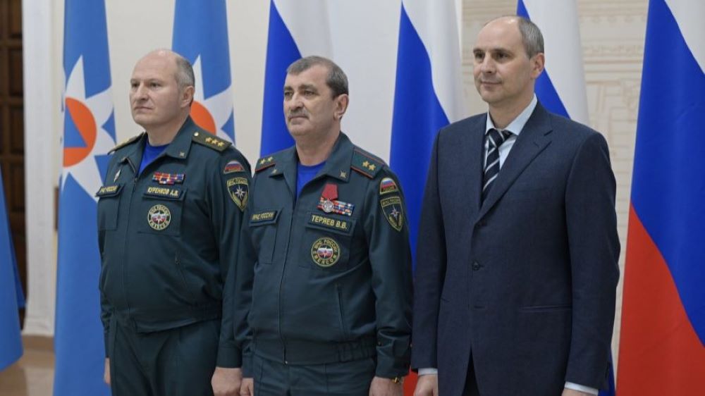 Денис Паслер и Александр Куренков наградили сотрудников МЧС в ЕКатеринбурге