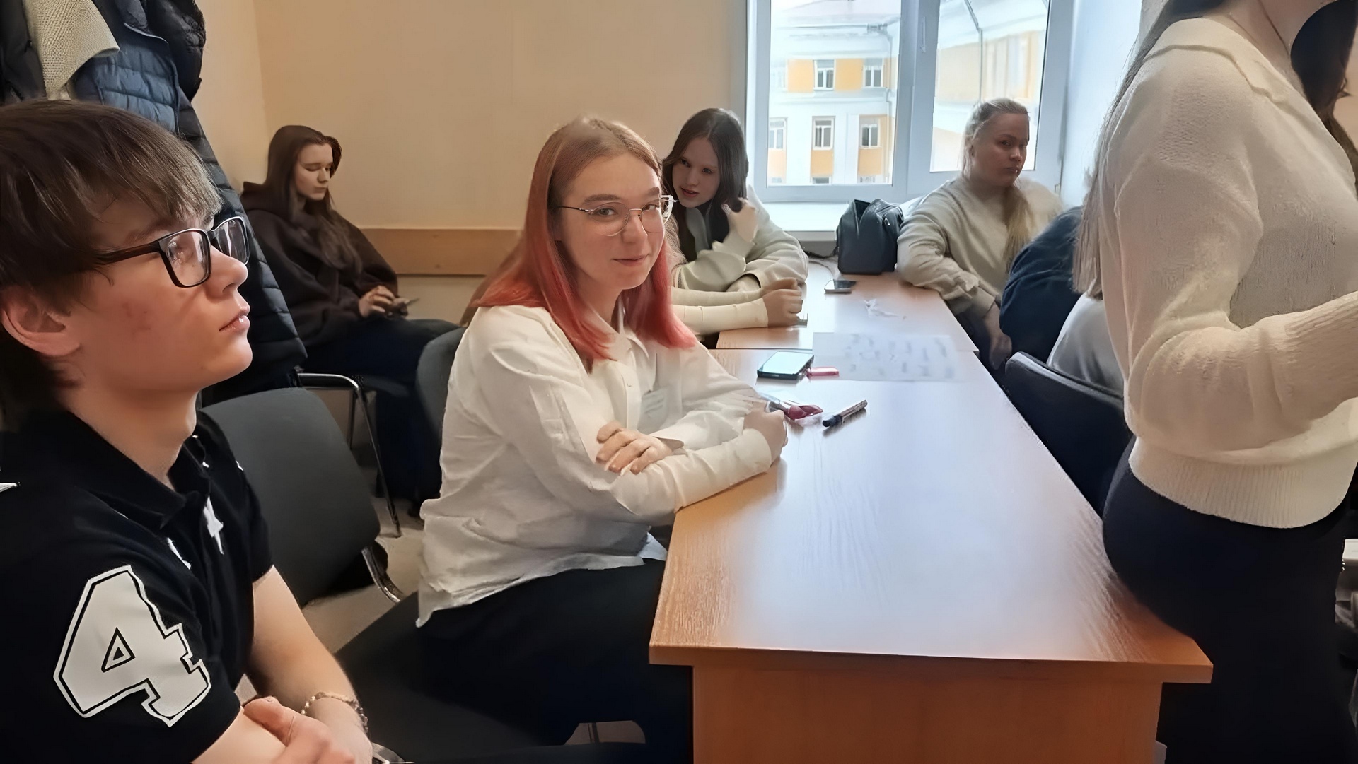 Автор лучшей эмблемы для будущих учителей региона: ученица педкласса Ангелина Баранова на уроке в школе Красноуральска Свердловской области.