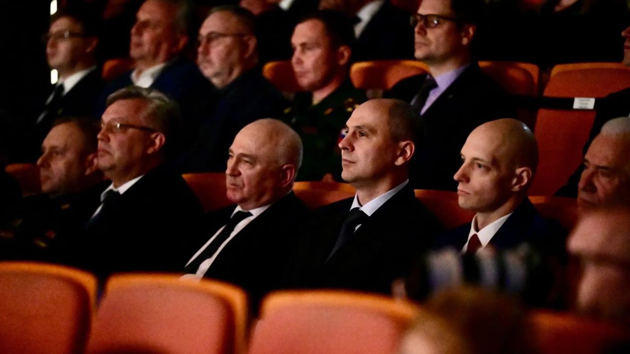 Денис Паслер поздравил сотрудников и ветеранов уральского производственного предприятия «Вектор»