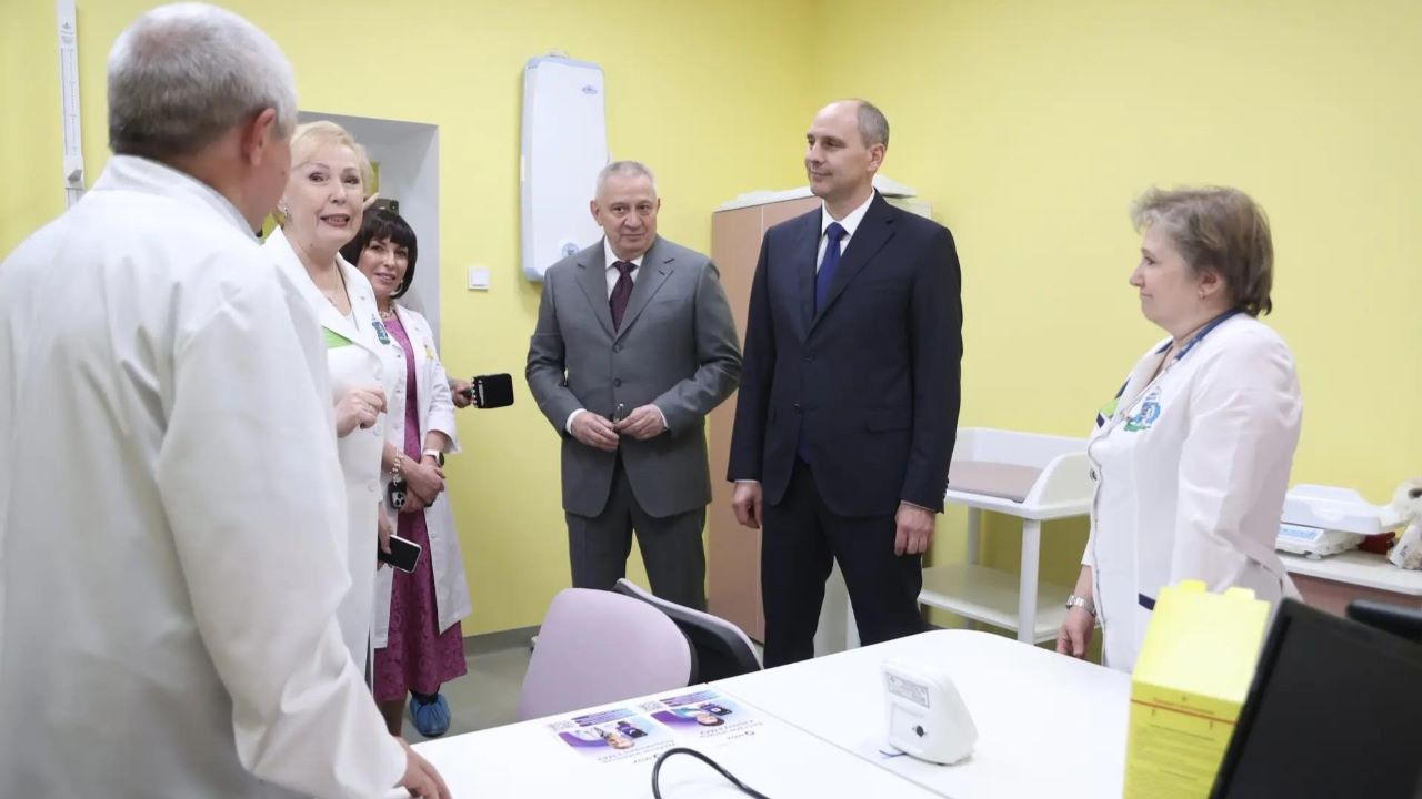 Денис Паслер, Капитальный ремонт поликлиники, Первоуральск, Свердловская область