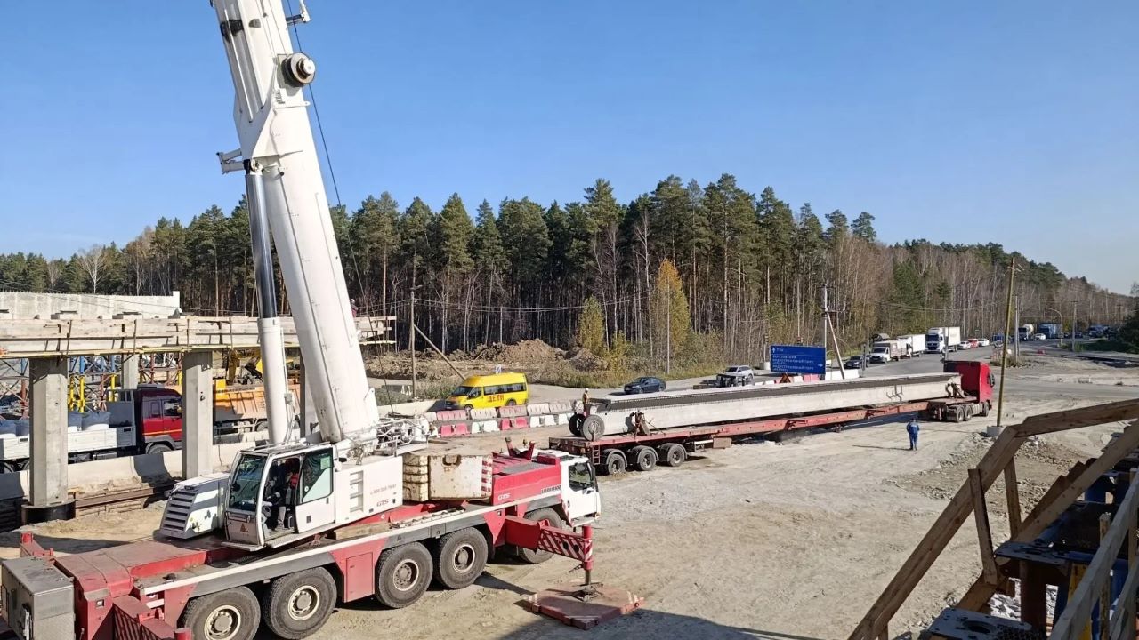 ключевой этап реконструкции путепровода через улицу Высоцкого на 13-м километре ЕКАД
